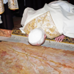Papa Benedetto XVI bacia la Pietra dell'Unzione all'ingresso della Basilica del Santo Sepolcro